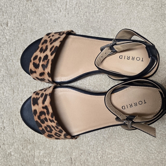 NWOB Torrid Leopard Print Heels 7.5 Wide - Picture 2 of 3